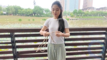 【龙飞绳艺】小仙女挑战 找陌生人把她捆绑起来 多次失败 最后成功 真刺激