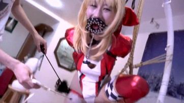 【自己做主】【cosplay TK】 新人妹子赛车服尼禄TK体验 双色皮袜大长腿，口塞口球单腿吊，拔掉塞子流口水，胸部夹枪被挠哭