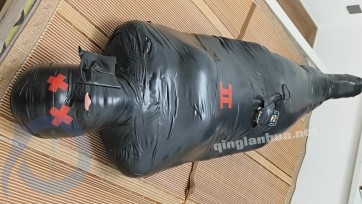 【qiu405557】第二次玩胶带木乃伊，这次约的是同城玩kigurumi的同好，也是第一次研究郊狼的用法和kigurumi的头壳。这次采用的是传统的木乃伊包裹方法，拆的是真快，一剪刀就行