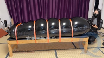 【黑魔法师】乳胶充气睡袋需要保养，但是少个芯怎么办，抓个小m扔进去充当支架，随着空气慢慢增加，逐渐膨胀起来的睡袋将小m紧紧的挤压在了里面，彻底沦为了保养乳胶道具的工具